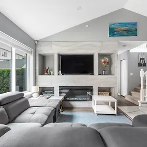 Stylish Dual Bedroom In Van West Vancouver